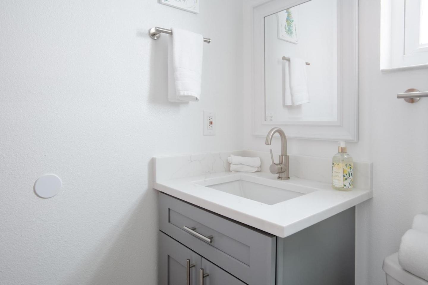 Walk Everywhere! 1-Bedroom Gem In Downtown Hub نيو بورت ريتشي المظهر الخارجي الصورة