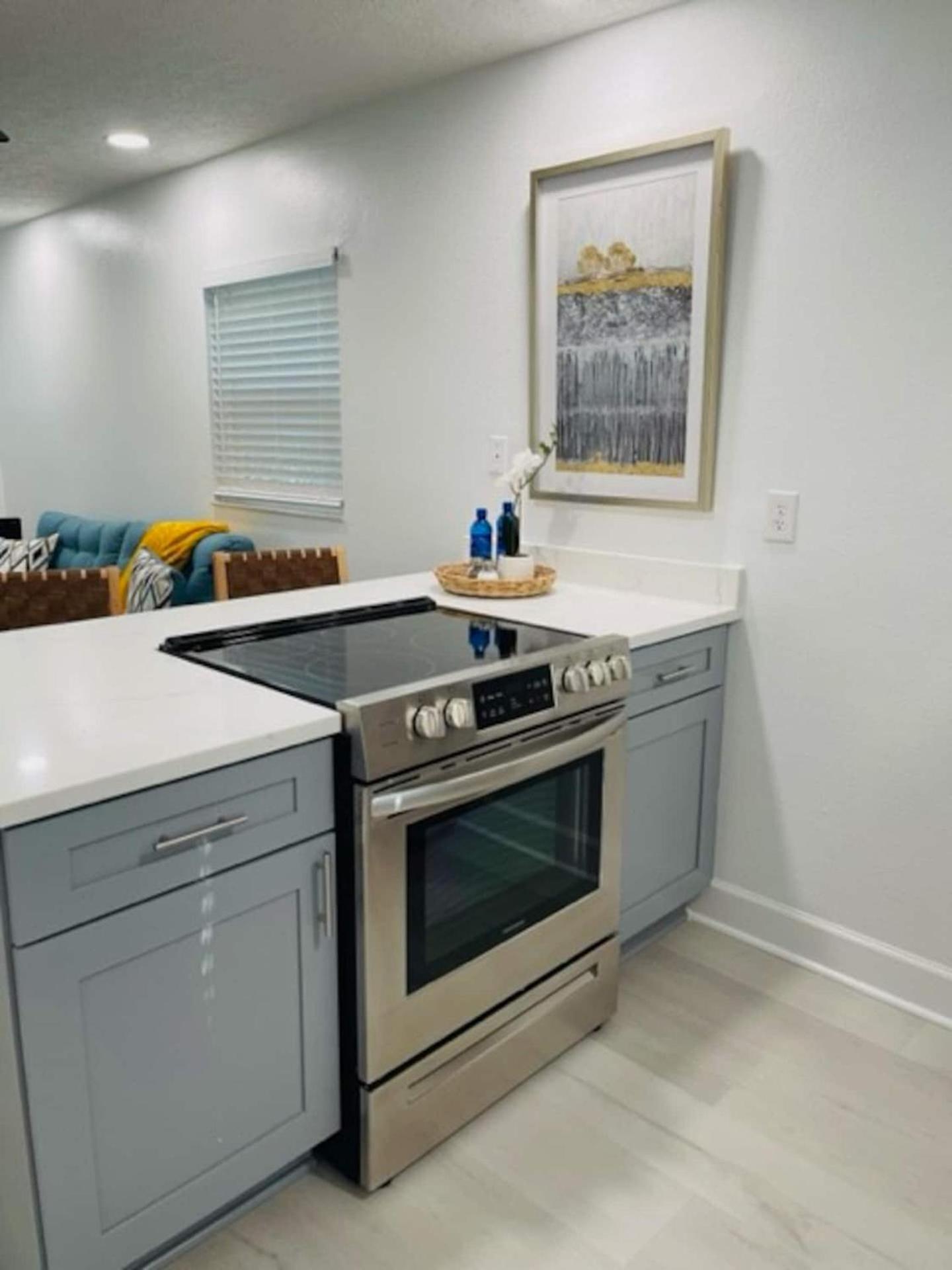 Walk Everywhere! 1-Bedroom Gem In Downtown Hub نيو بورت ريتشي المظهر الخارجي الصورة