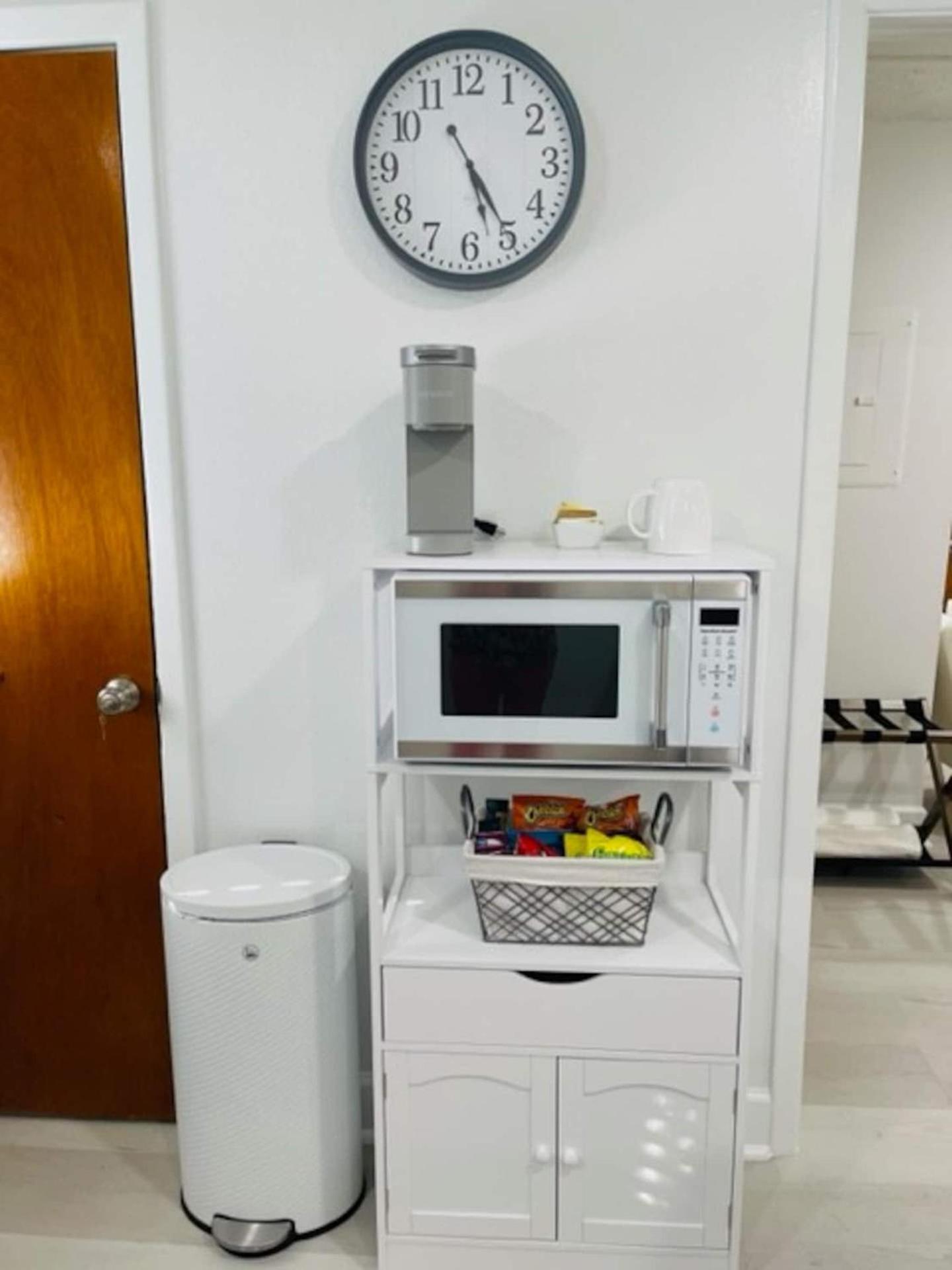 Walk Everywhere! 1-Bedroom Gem In Downtown Hub نيو بورت ريتشي المظهر الخارجي الصورة