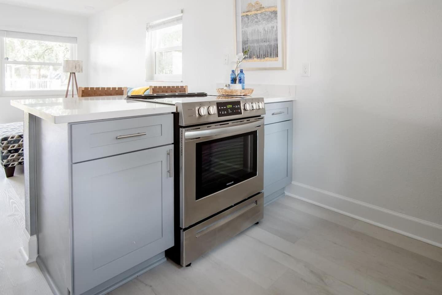 Walk Everywhere! 1-Bedroom Gem In Downtown Hub نيو بورت ريتشي المظهر الخارجي الصورة