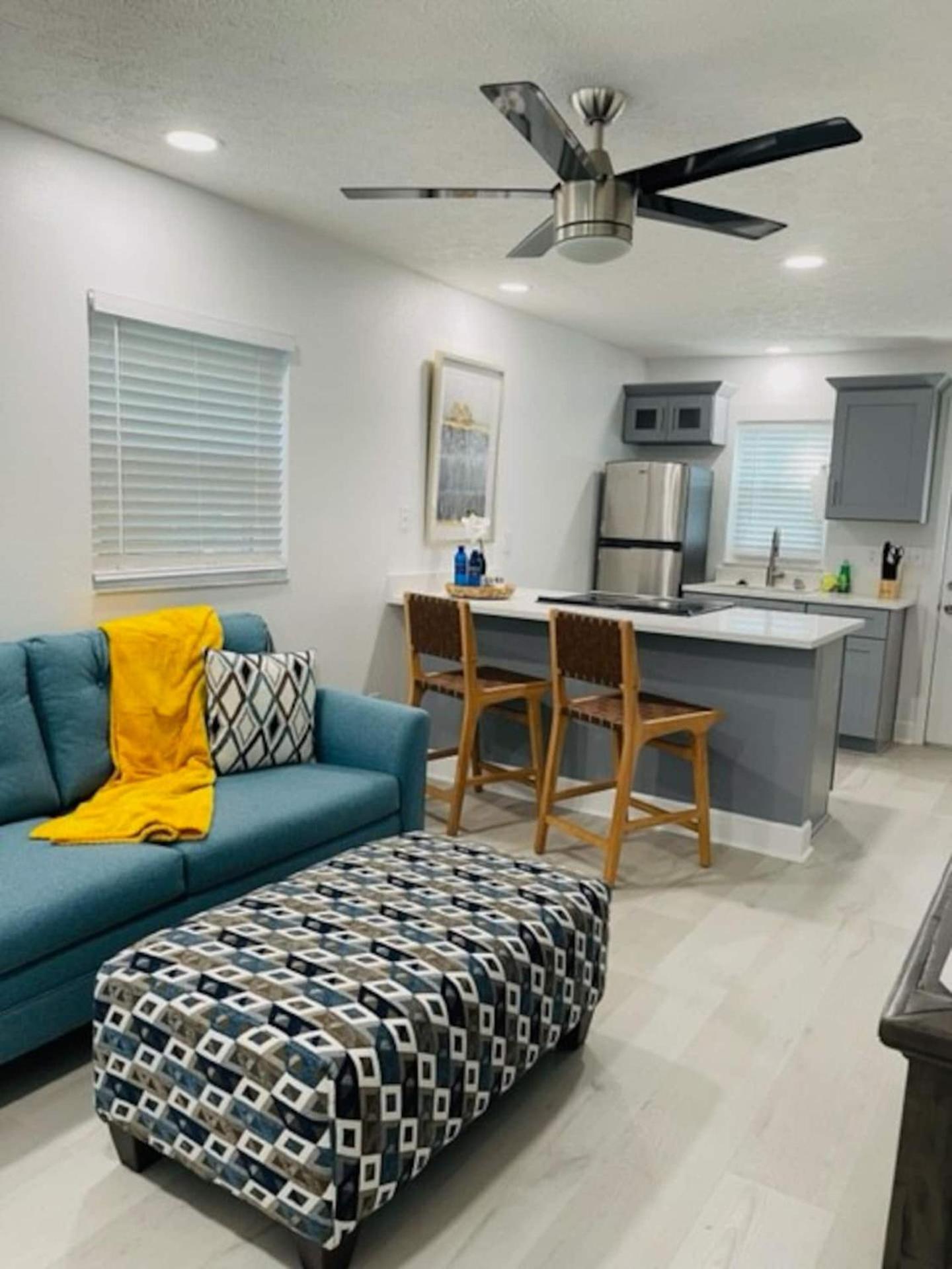 Walk Everywhere! 1-Bedroom Gem In Downtown Hub نيو بورت ريتشي المظهر الخارجي الصورة