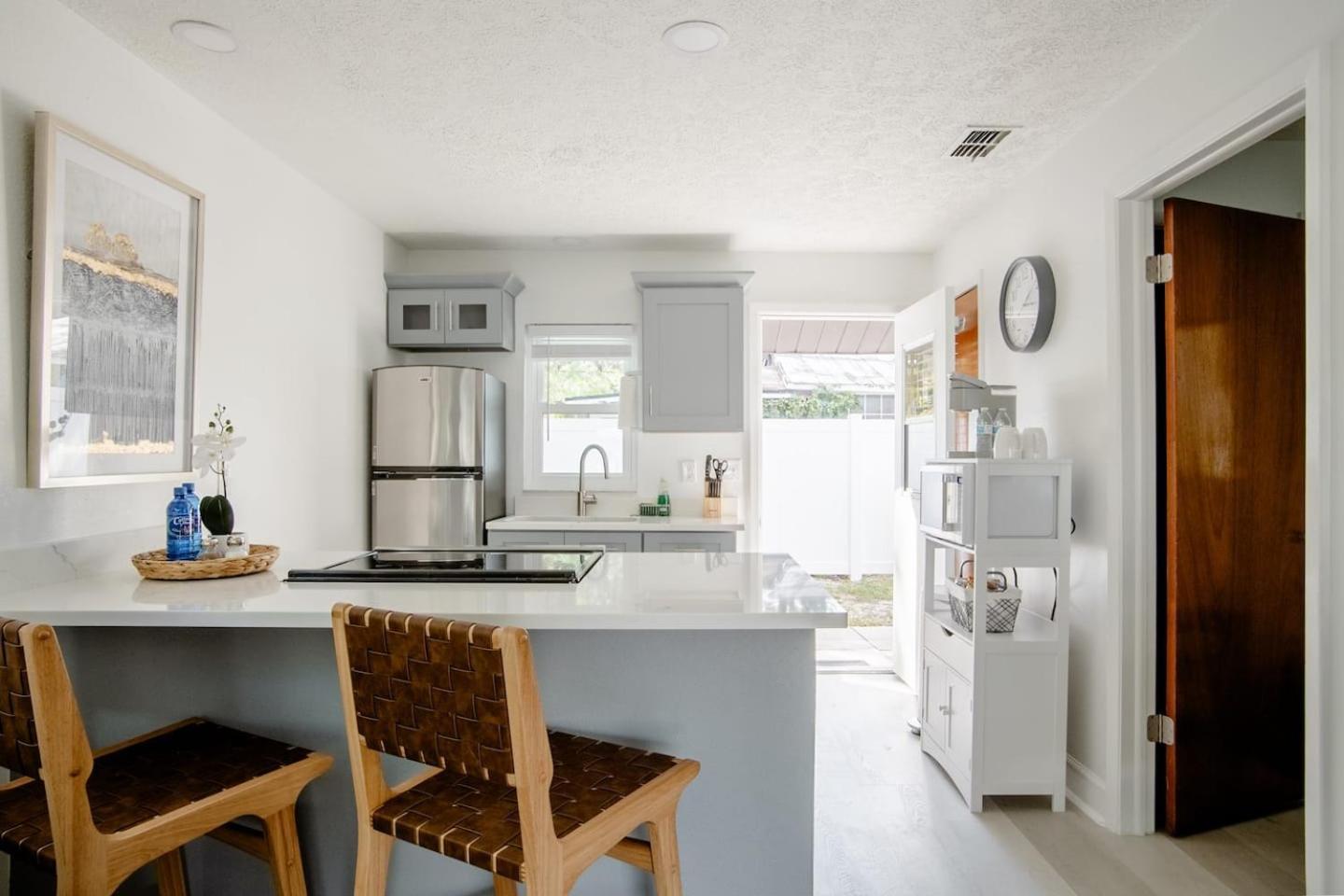 Walk Everywhere! 1-Bedroom Gem In Downtown Hub نيو بورت ريتشي المظهر الخارجي الصورة